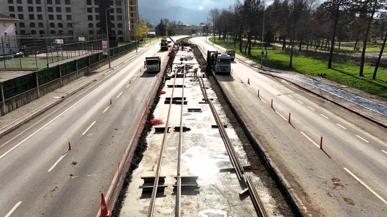 Kartepe Tramvay Hattı İçin İlk Raylar Döşendi