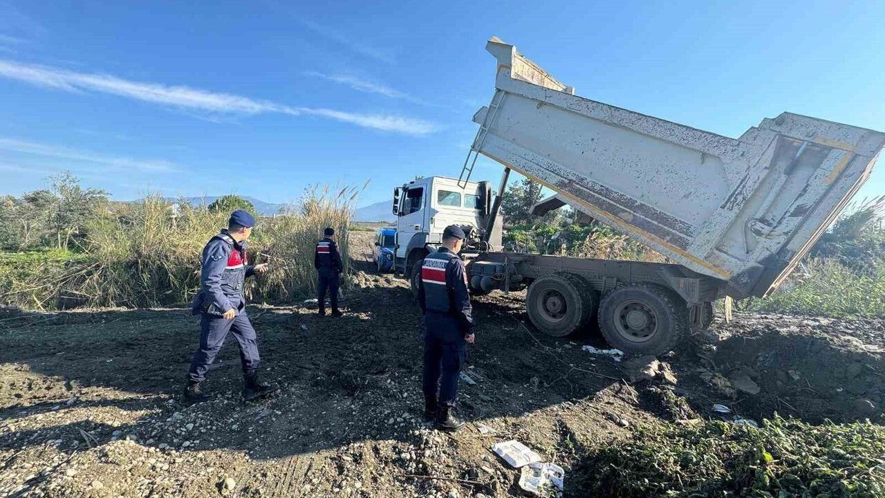 Kaş'ta İzinsiz Kum Alımına Jandarmadan Engel