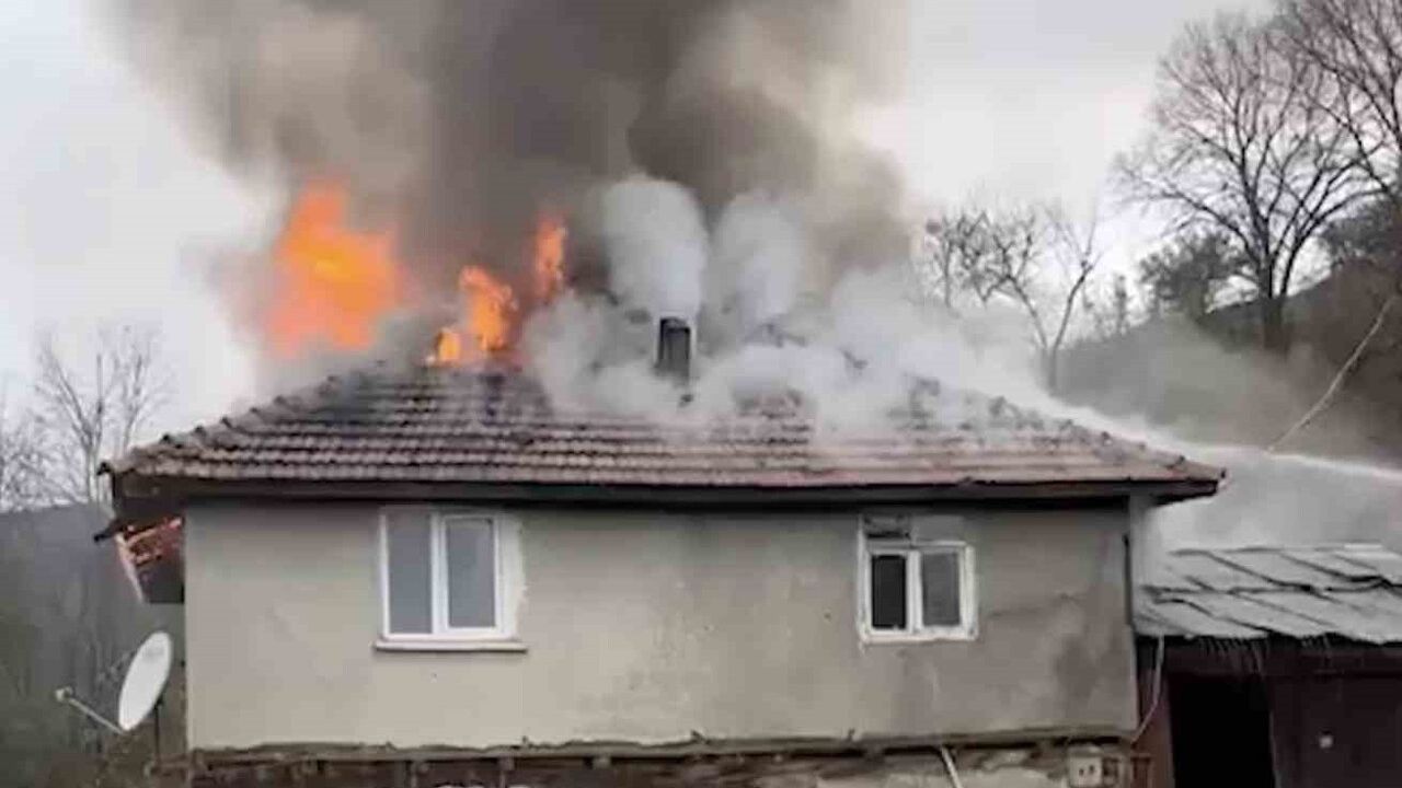 Kastamonu'da 2 Katlı Ev Yangında Kullanılamaz Hale Geldi