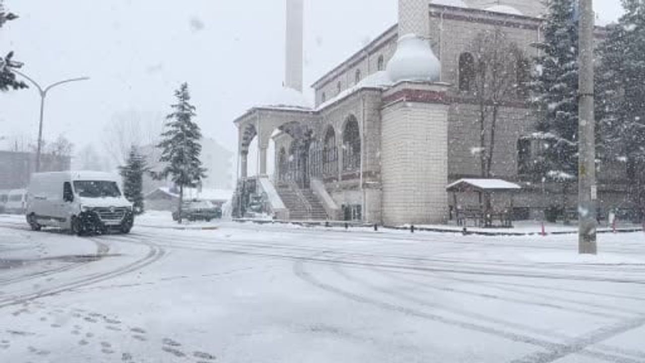 Kastamonu'da Çocuklar Kar Eğlencesinde