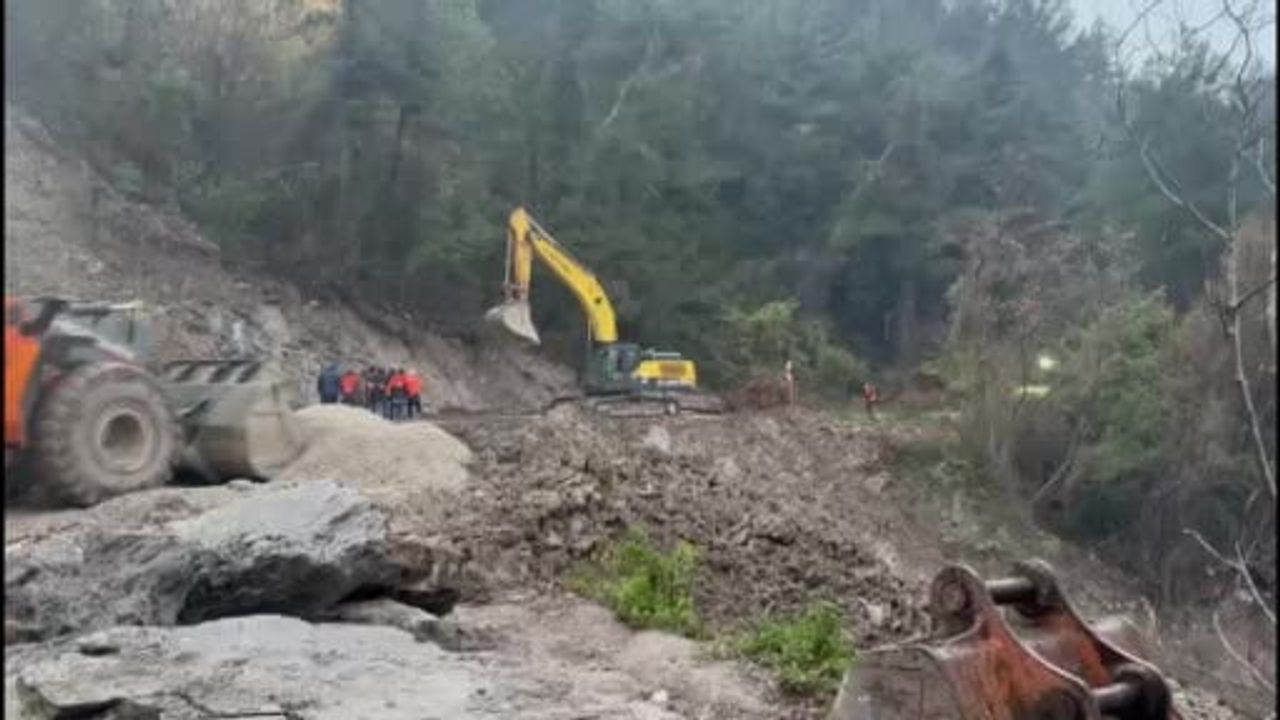 Kastamonu'da Heyelan Sonrası Karayolu Yeniden Ulaşıma Açıldı