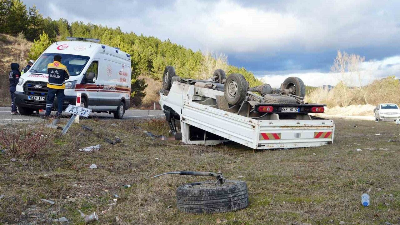 Kastamonu'da Kamyonet ile Otomobil Çarpıştı: 1 Ölü, 1 Yaralı