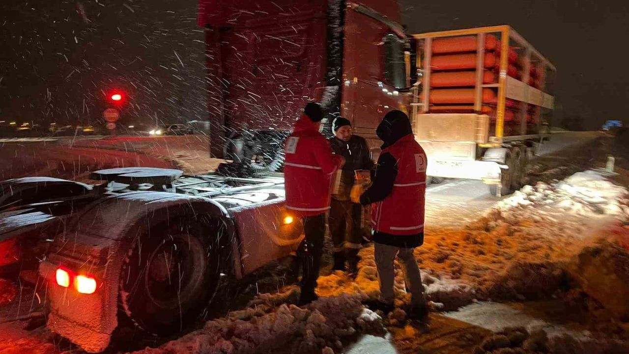 Kastamonu'da Kar Nedeniyle Kapatılan Yolda Sıcak İkram