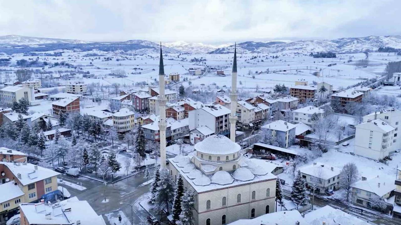 Kastamonu'da Kar Yağışı İlçeleri Beyaza Bürüdü
