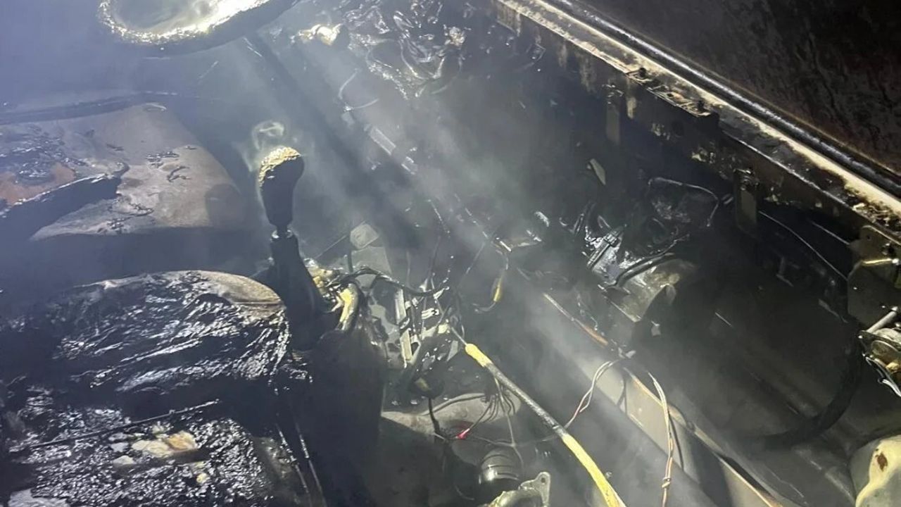 Kastamonu'da Park Halindeki Minibüs Yangında Kullanılamaz Hale Geldi