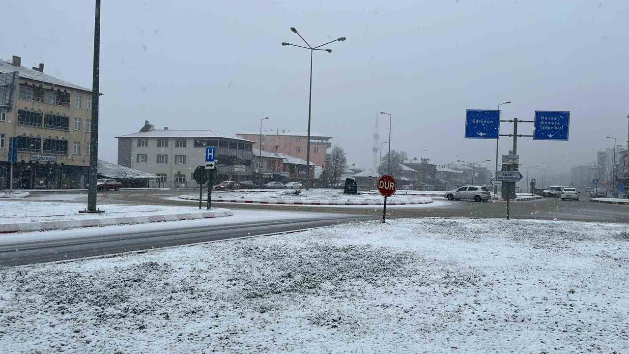 Kavak İlçesi Karla Kaplandı