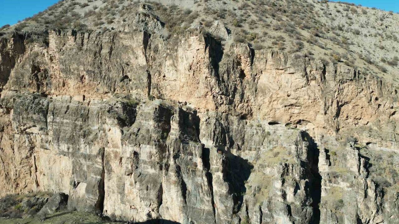 Kayaların Arasındaki Gizemli Manastır