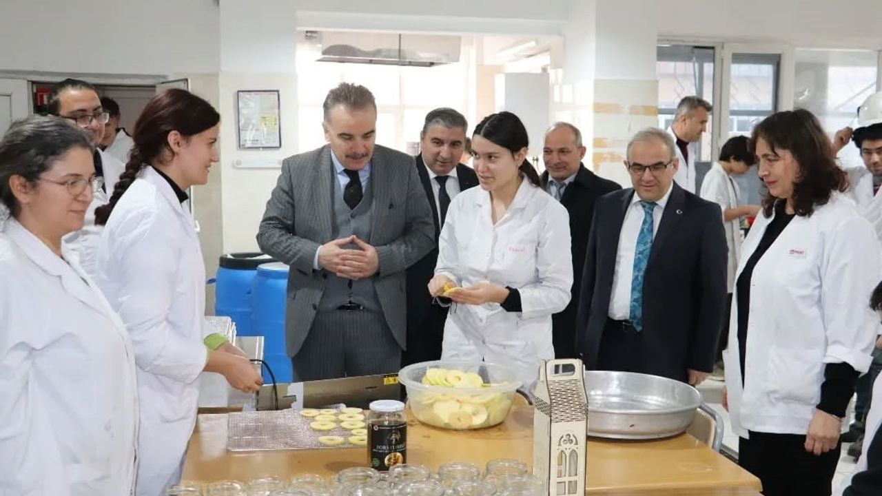 Kaymakam Ahmet Odabaş, Edremit Meslek Lisesi'ni Ziyaret Etti