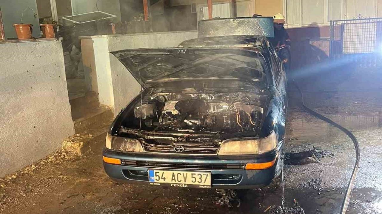 Kaynarca'da Park Halindeki Araçta Yangın