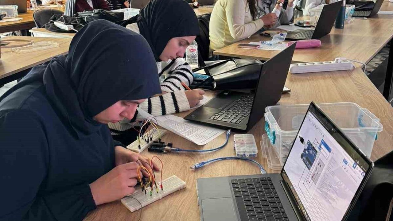 Kayseri Bilişim Akademisi’nden Öğretmen Adaylarına Ücretsiz Robotik Kodlama Eğitimi