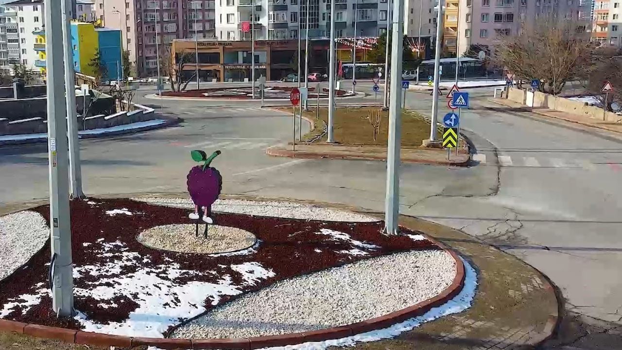 Kayseri Büyükşehir Belediyesi Kavşak Peyzajlarıyla Şehre Estetik Katıyor