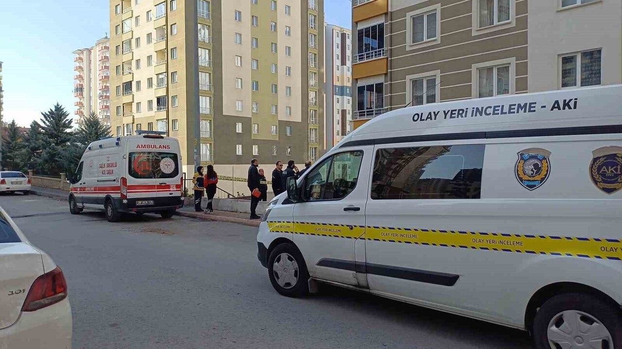 Kayseri'de 8. Kattan Düşen Kadın Hayatını Kaybetti