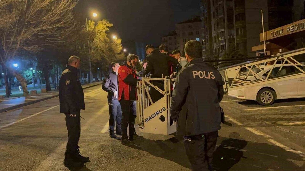 Kayseri'de Çarşafla İndiler: Alkolün Sonucu Mahsur Kalmak