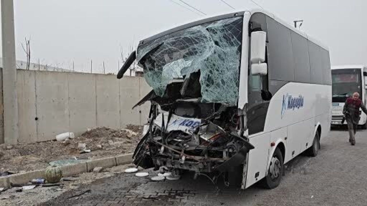 Kayseri'de İşçi Servisi Tır Dorsesine Çarptı: 22 Kişi Yaralandı