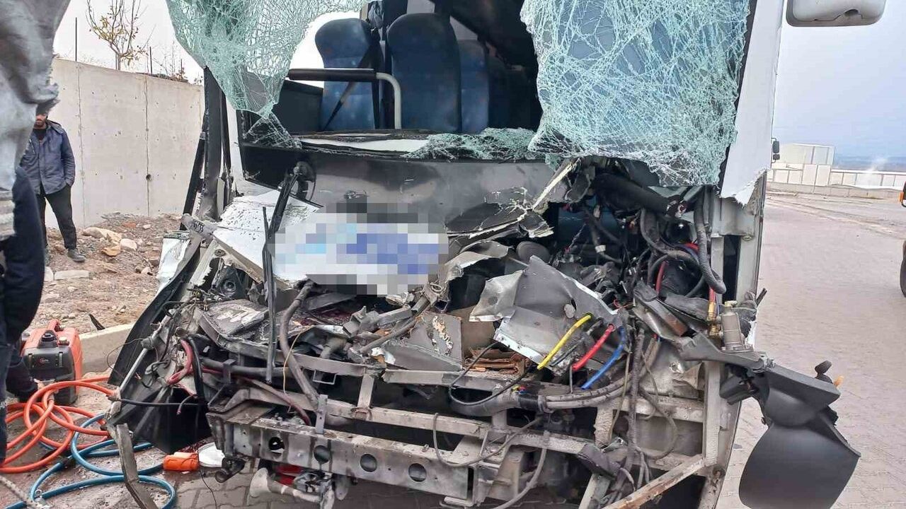 Kayseri'de İşçi Servisi Tıra Çarptı