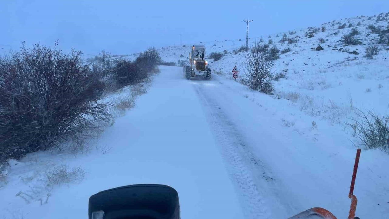 Kayseri'de Karla Mücadele Çalışmaları: 61 Mahalle Yolu Açıldı