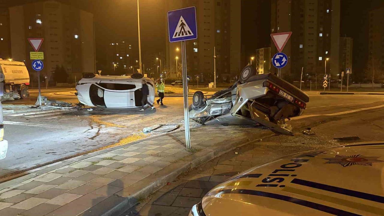 Kayseri'de Kavşakta Kaza: İki Otomobil Çarpıştı