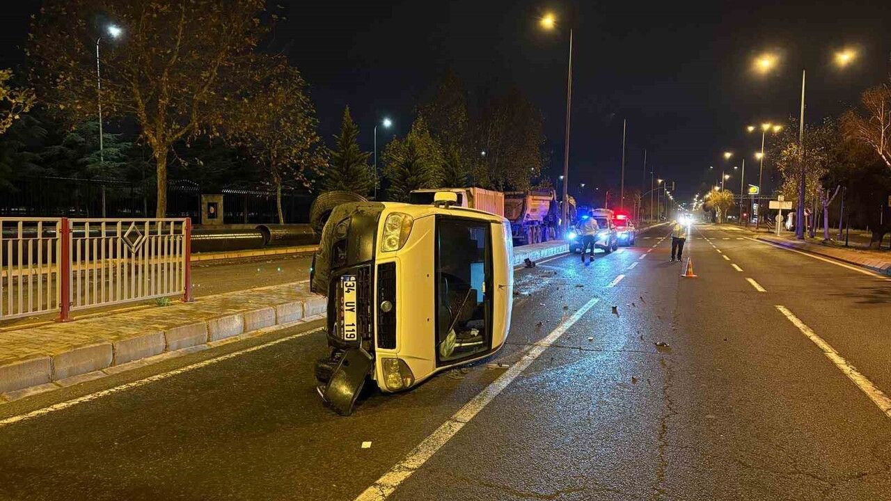 Kayseri'de Köpeğe Çarpan Araç Yan Yattı: 2 Yaralı