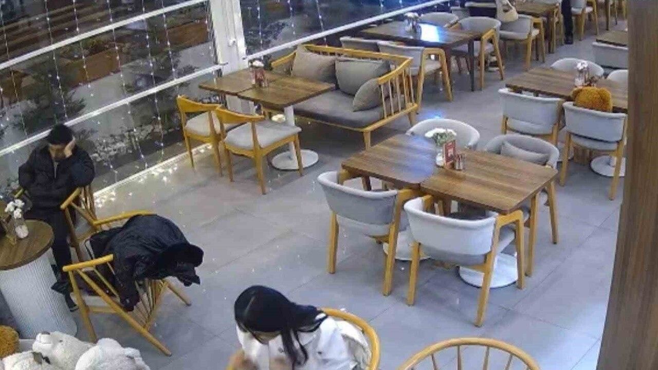 Kayseri'de Otomobil Kafeteryaya Girdi: Müşteriler Saniyelerle Kurtuldu