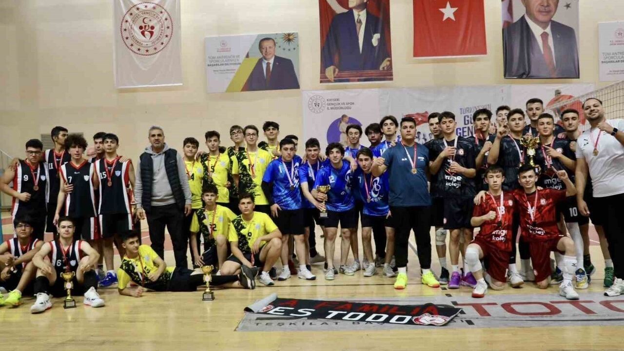 Kayseri'de Voleybol Genç Erkekler A İl Birinciliği Müsabakaları Geride Kaldı