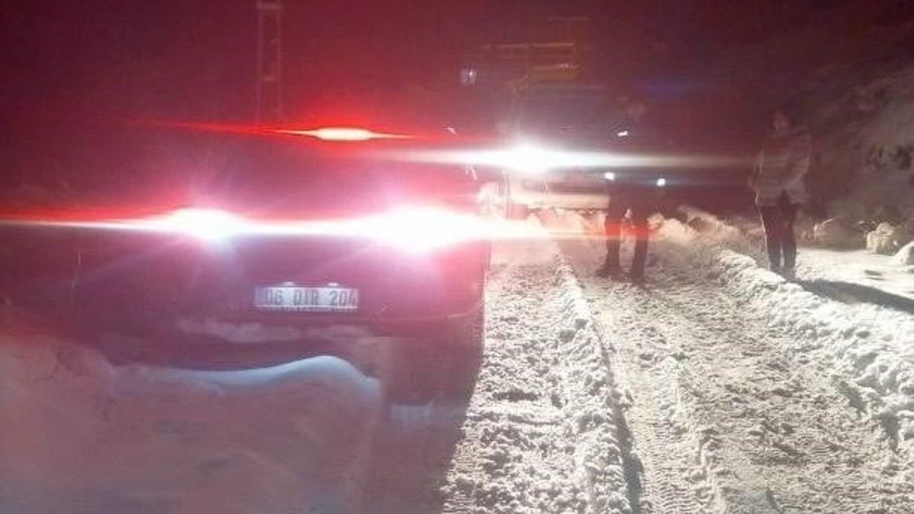 Kayseri'de Yolda Mahsur Kalan İki Kişiye Polis Ekipleri Yardım Etti