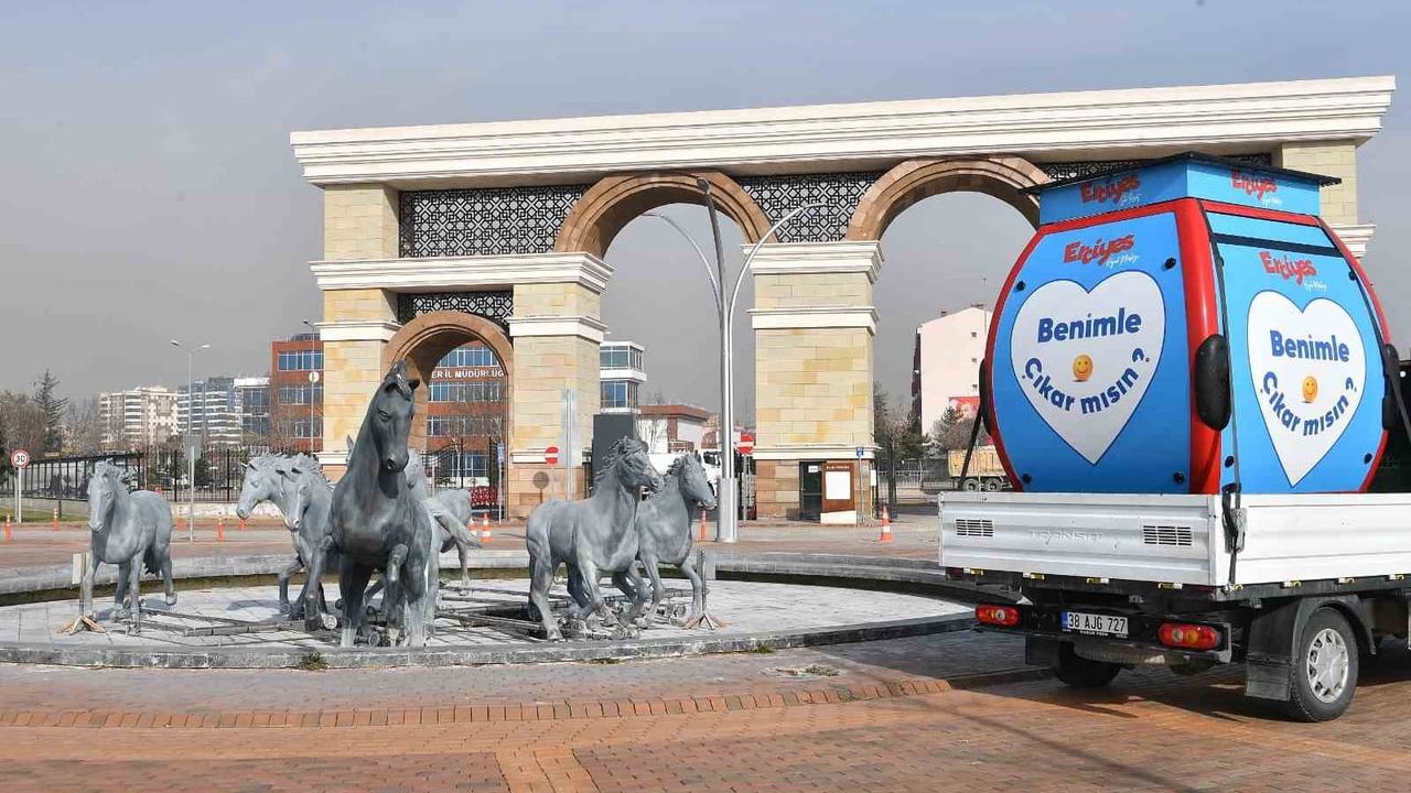 Kayseri'den Turizm Hamlesi: 'Benimle Çıkar Mısın?' Gondolu