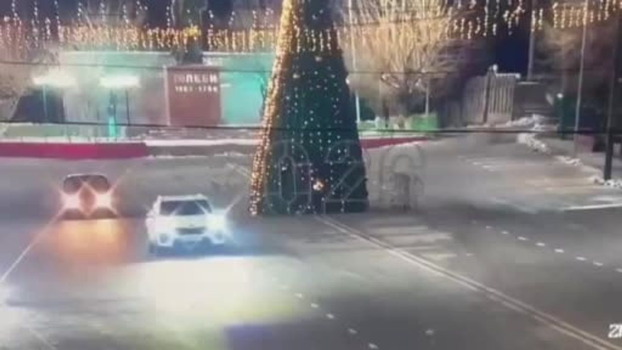 Kazakistan'da Drift Faciası: Yılbaşı Ağacı Devrildi
