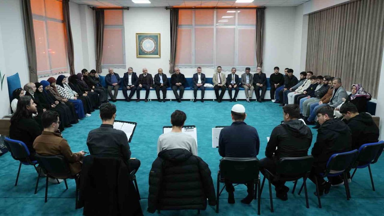 KBÜ Rektörü Kırışık, İlahiyat Fakültesi Öğrencileriyle Buluştu