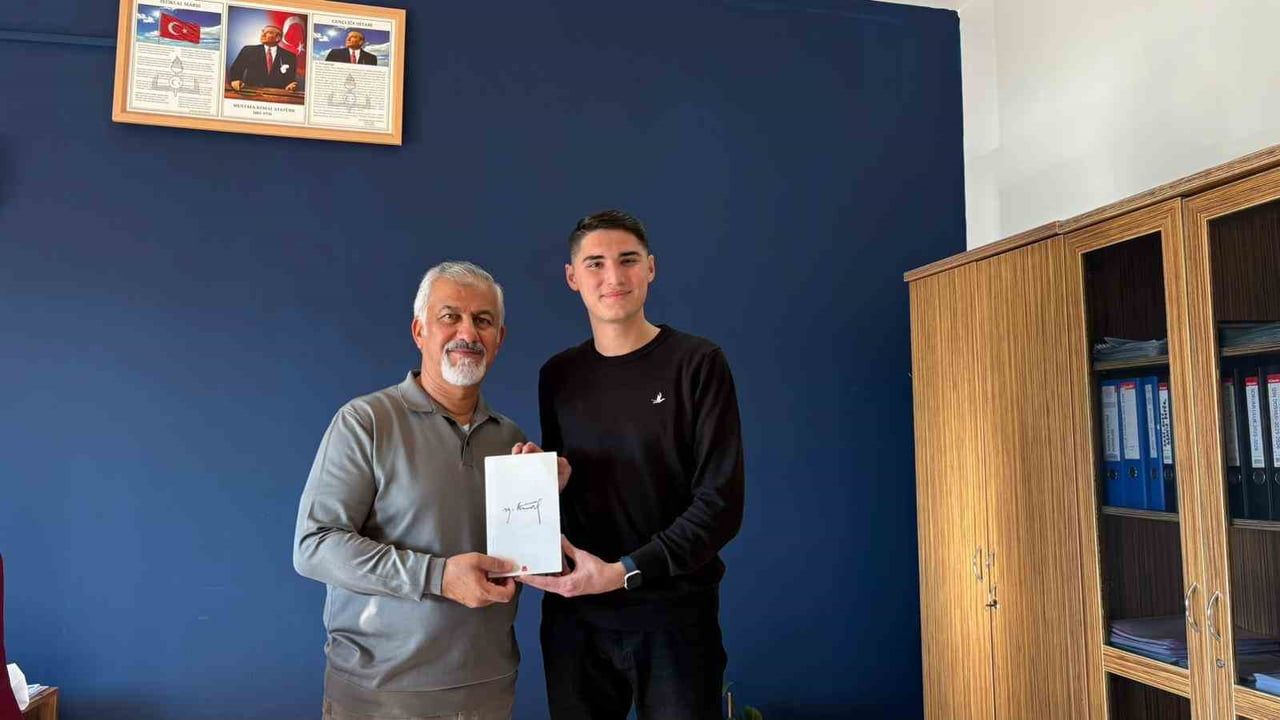 Kemer Belediyesi Gençlik Meclisi'nden Ünal Aysal Anadolu Lisesi'ne Kitap Bağışı