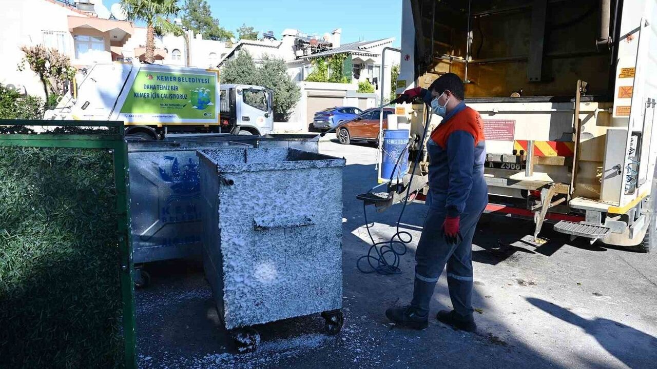 Kemer'de Çöp Konteynerleri Dezenfekte Ediliyor
