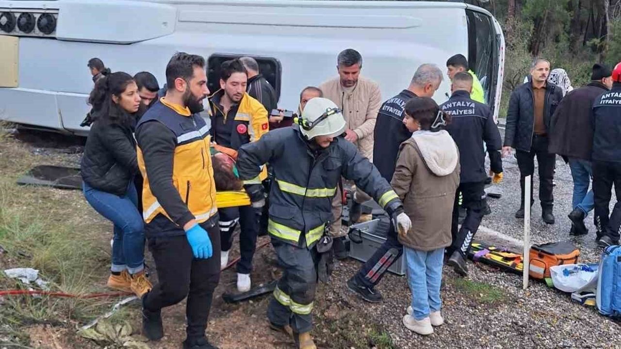 Kemer'de Midibüs Devrildi: 6 Yaralı