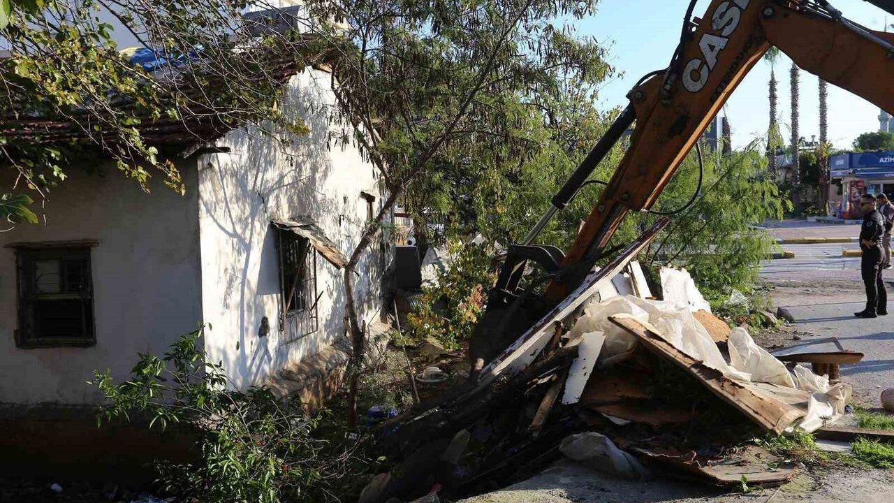 Kepez'de Çevre Temizliği: 2 Kamyon Atık Toplandı