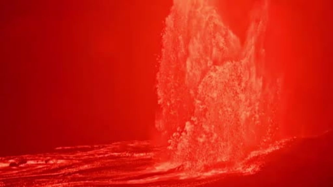 Kilauea Yanardağı'ndan 425 Metre Yüksekliğe Lav Püskürdü