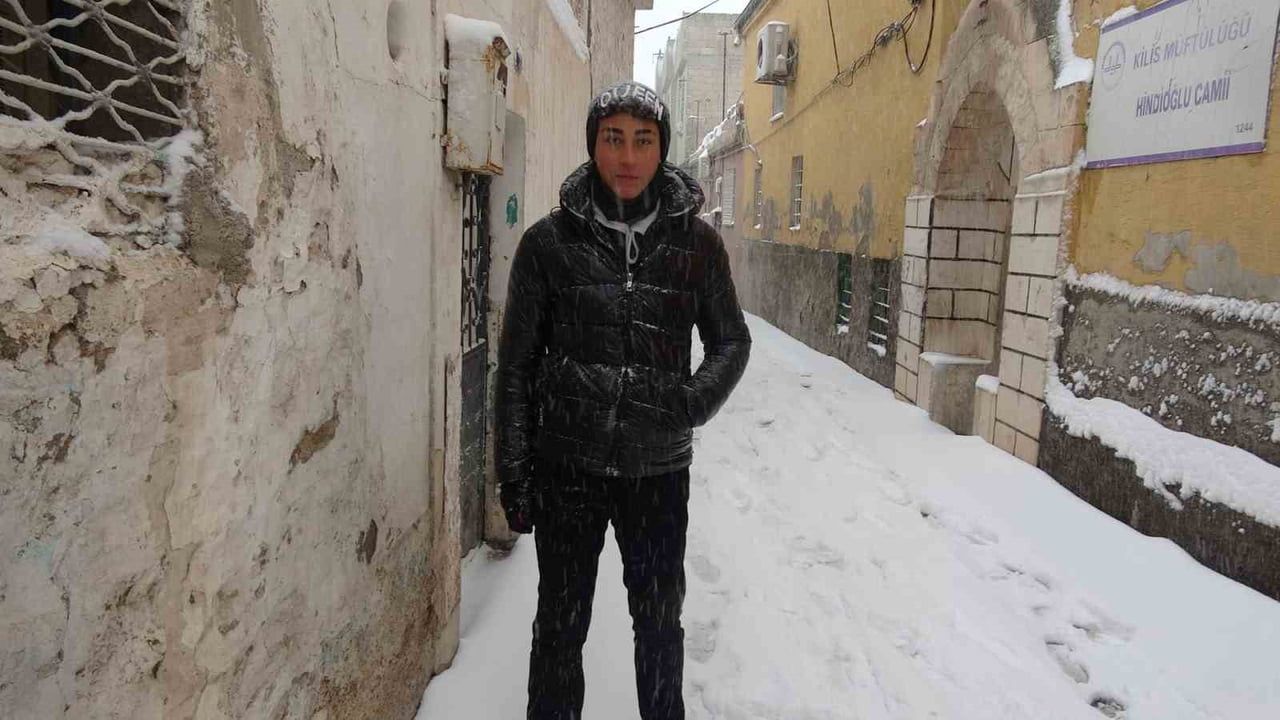 Kilis'te Kar Yağışı Şehri Bembeyaz Yüzüyle Karşıladı