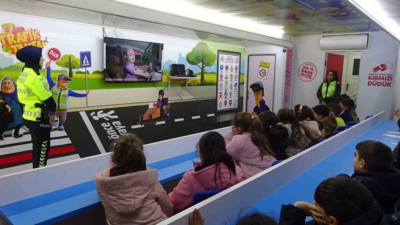 Kilis'te Minik Öğrencilere Trafik Bilinci Eğitimi