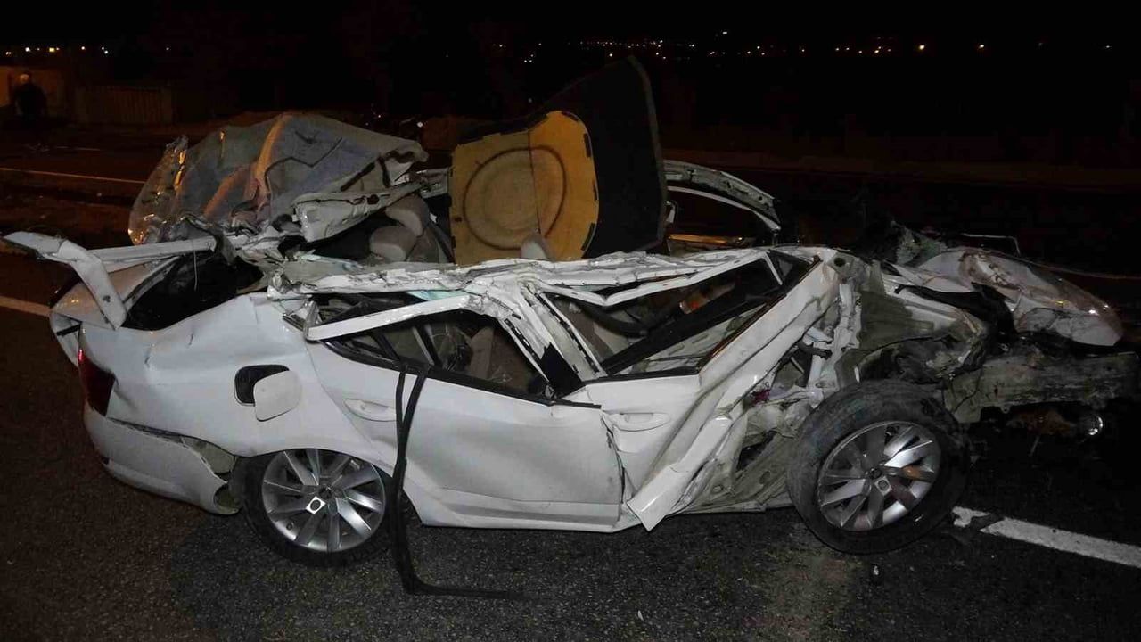 Kilis'te Park Halindeki Tıra Çarpan Otomobil ve Yaralılar