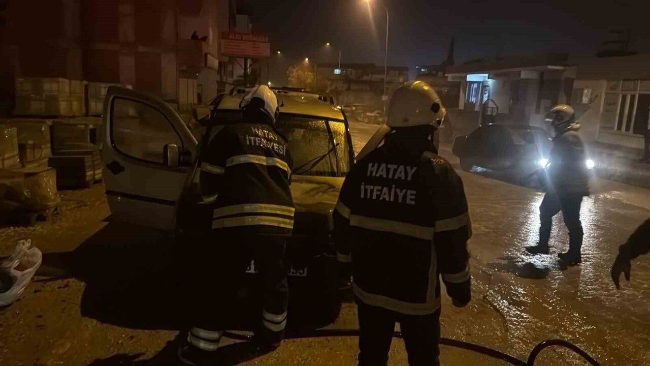 Kırıkhan'da Park Halindeki Hafif Ticari Araç Yangını