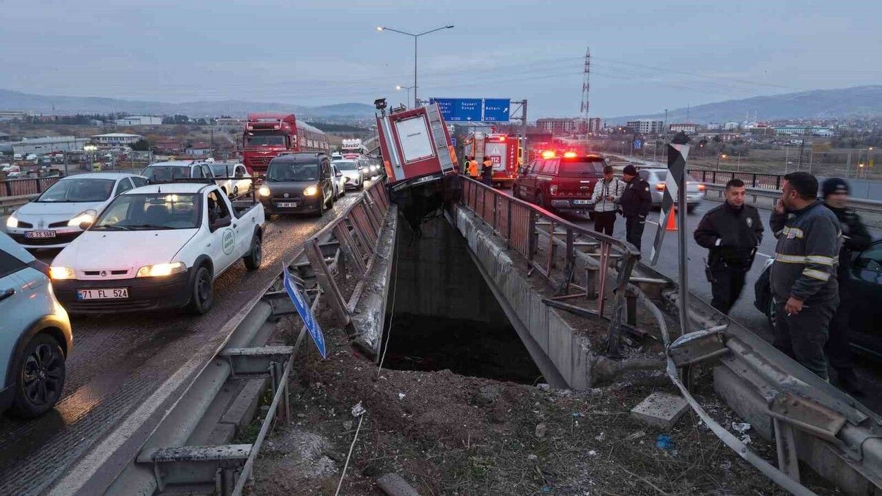 Kırıkkale'de İtfaiye Aracı Köprü Arasında Sıkıştı, 3 Yaralı