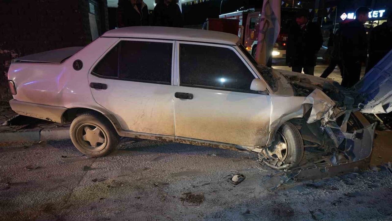 Kırıkkale'de Kafa Kafaya Çarpışma: 3 Yaralı