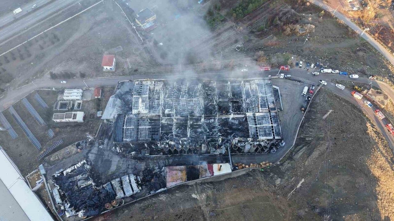 Kırıkkale'de Kimya Fabrikası Yangını Hava Görüntüleriyle Kaydedildi