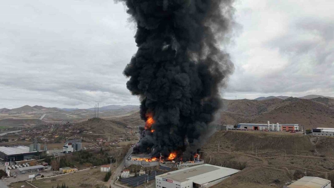 Kırıkkale'deki Kimya Fabrikasında Yangın Devam Ediyor