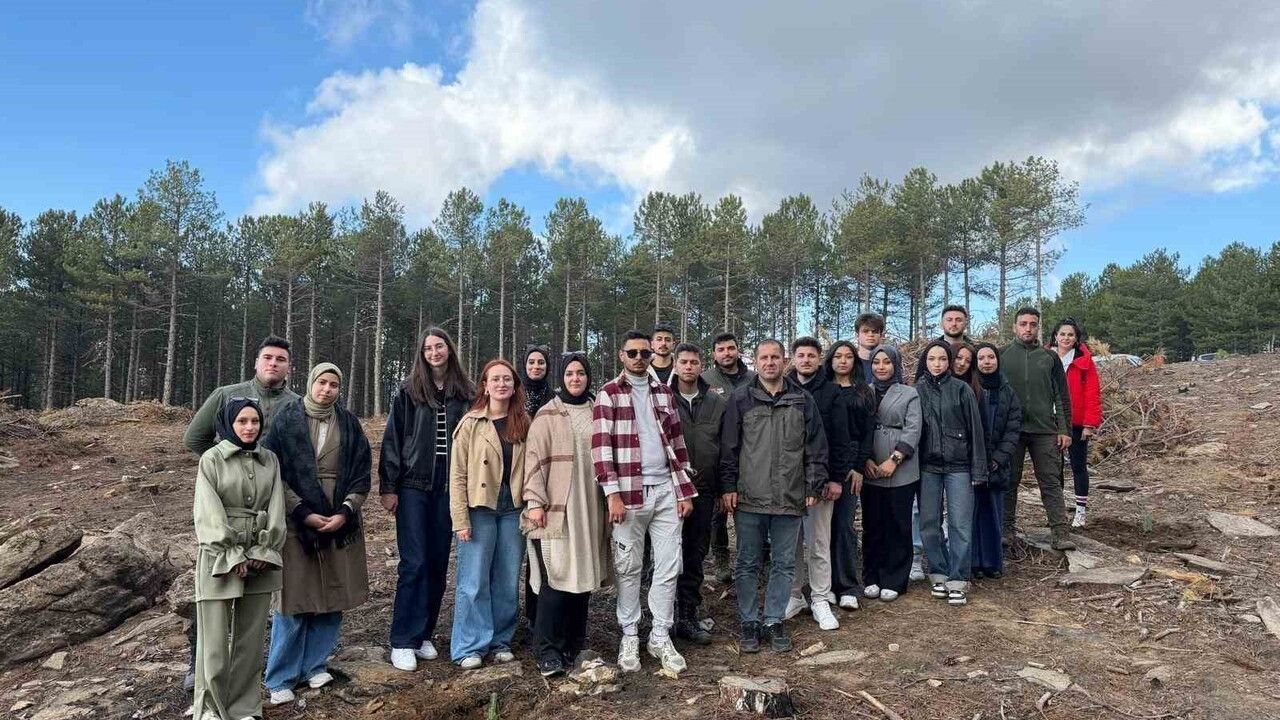 Kırşehir Ahi Evran Üniversitesi Öğrencilerinden Çine'de Fidan Dikimi