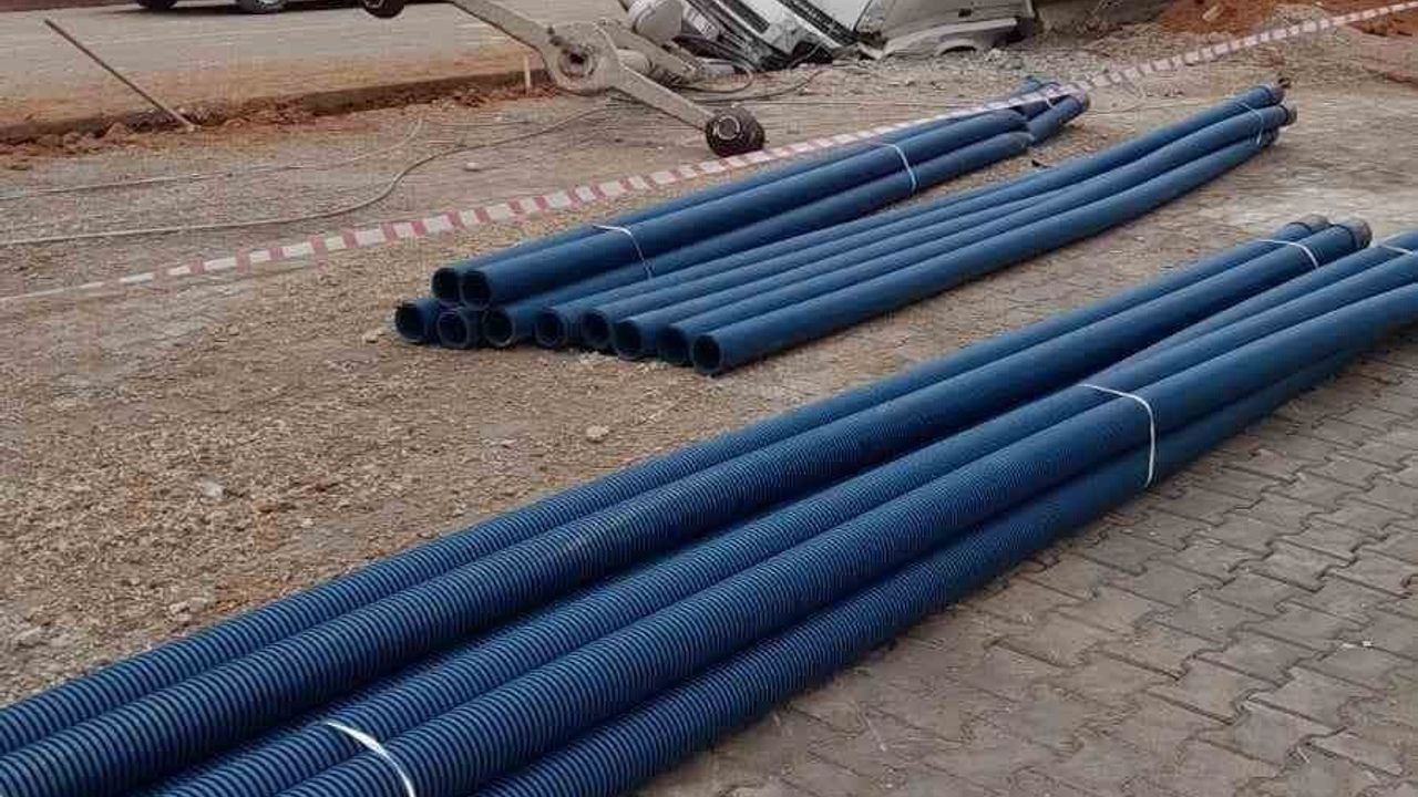 Kırşehir'de Freni Çekilmeyen Kamyon Çukura Düştü