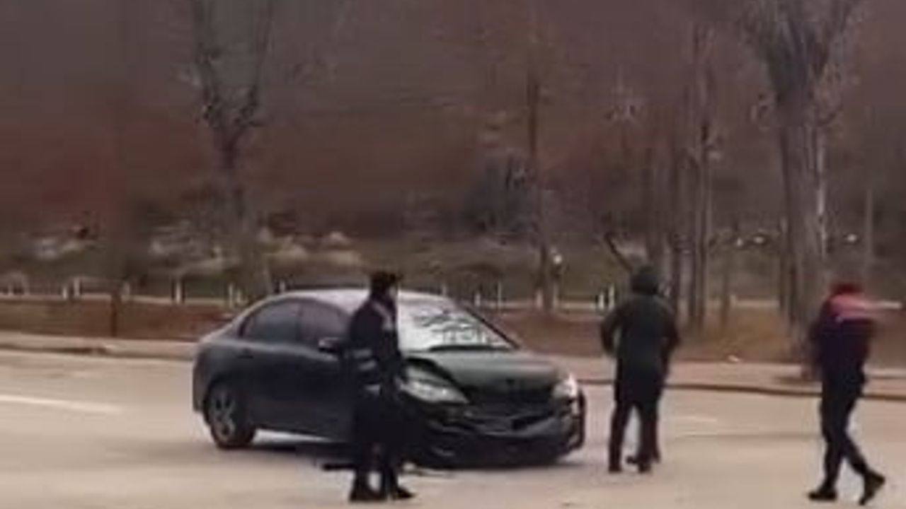 Kırşehir'de İki Otomobil Çarpıştı