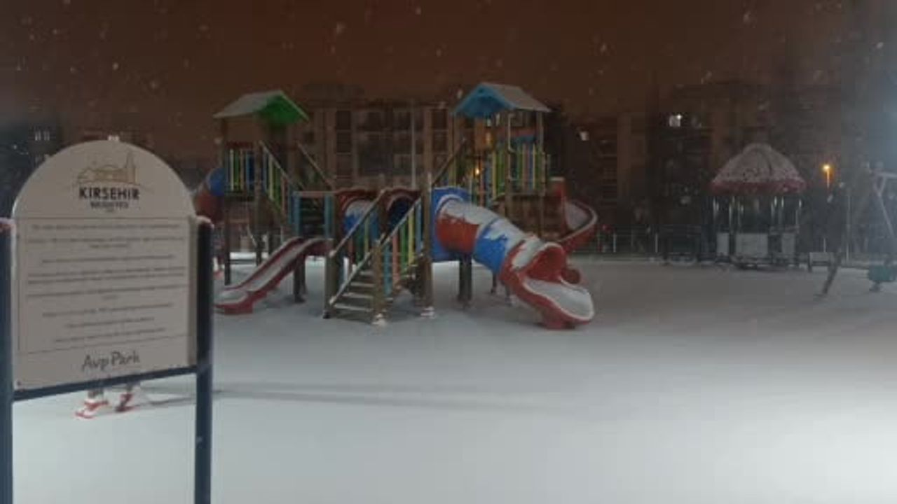 Kırşehir'de Kar Yağışı Başladı: Çocuklar Karın Tadını Çıkarıyor