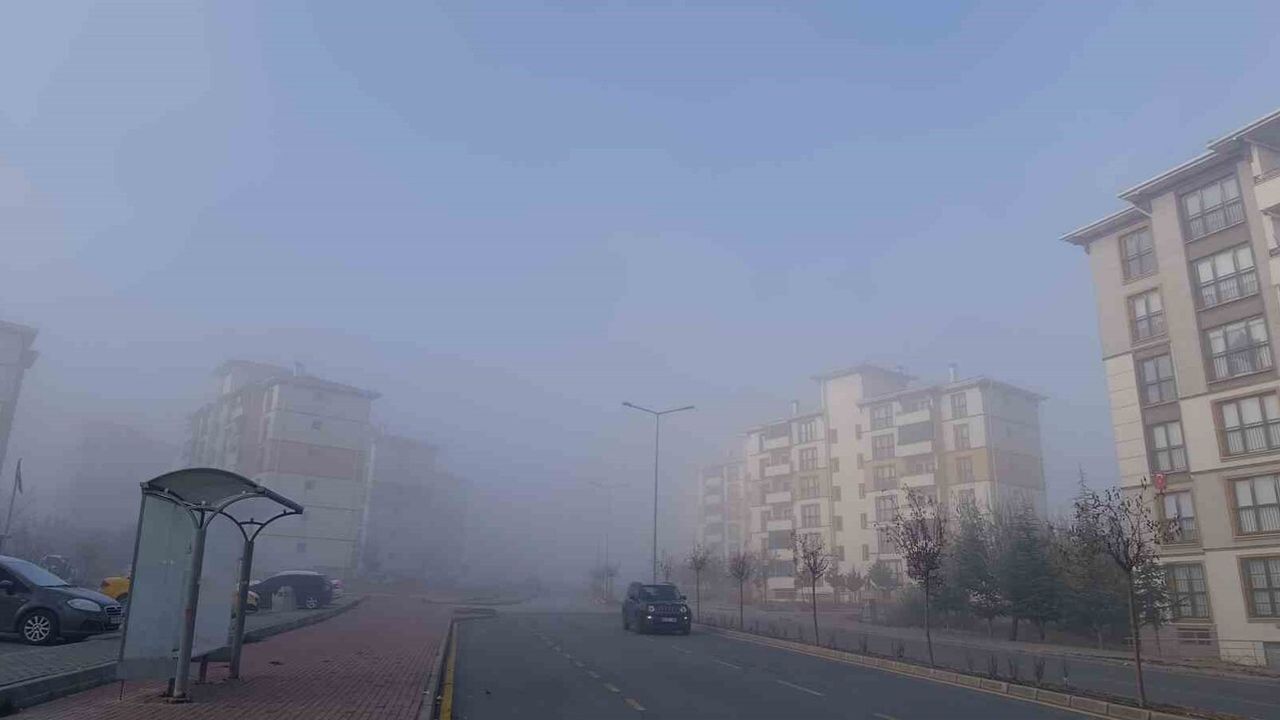 Kırşehir'de Yoğun Sis Sürücüleri Zor Durumda Bıraktı