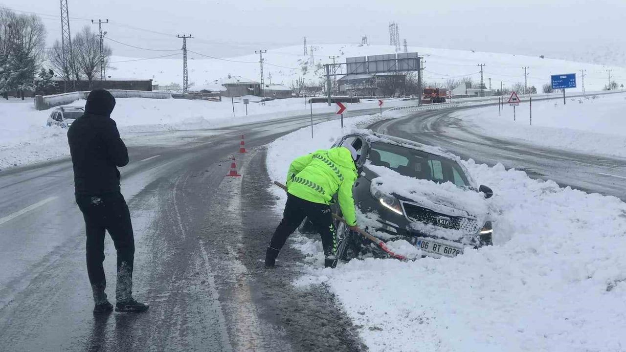 Kış Koşullarında Polis Ekiplerinden Kahramanlık