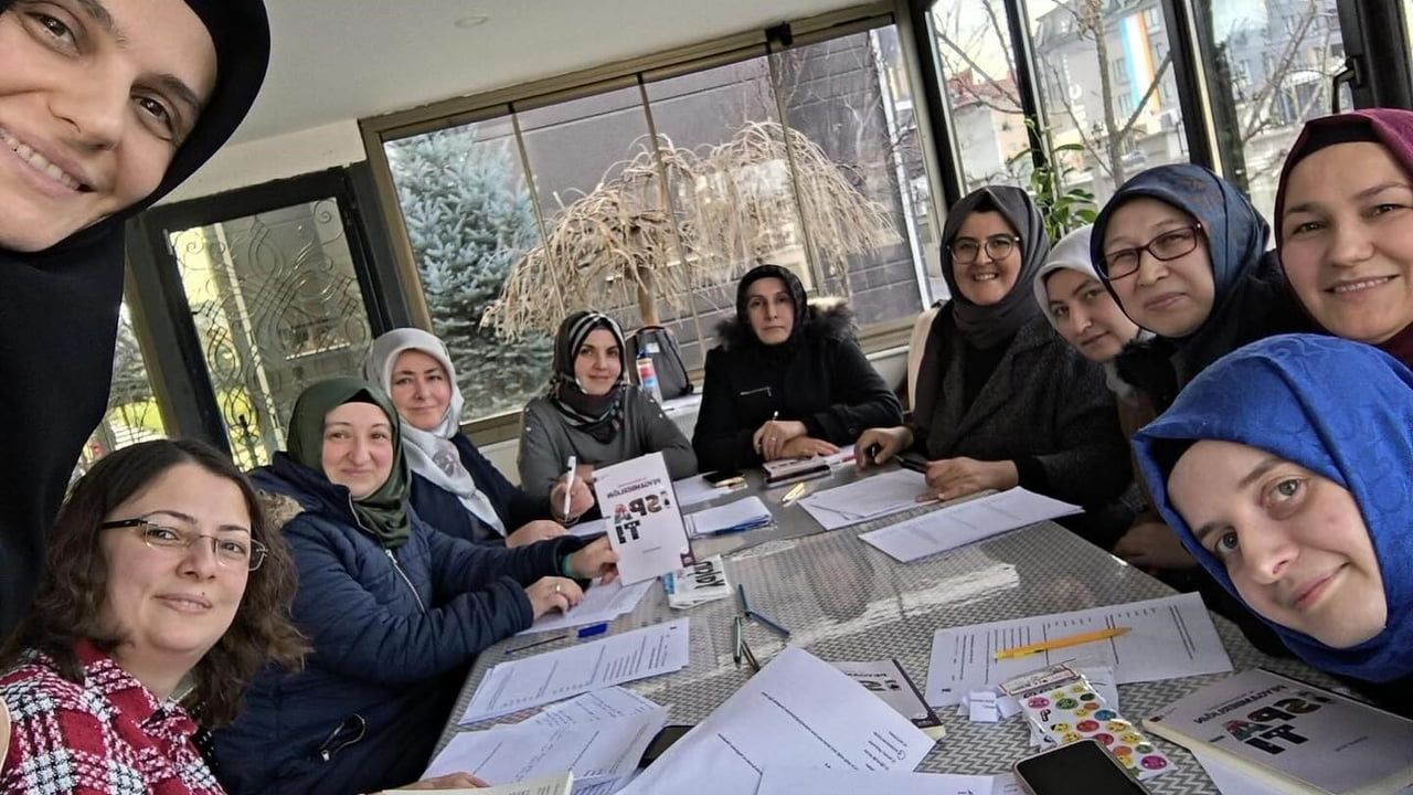 Kitap Okuma Atölyesinde Veliler Buluştu