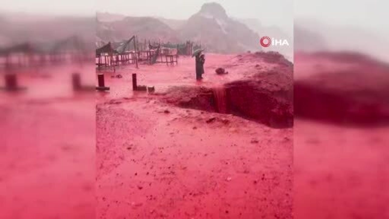 Kızıl Sahil'de Yağmur Sonrası Deniz Suyu Kırmızıya Büründü