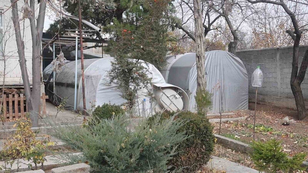 Klasik Araç Ustası, Sera Yerine Garajda Araç Restorasyonu Yapıyor